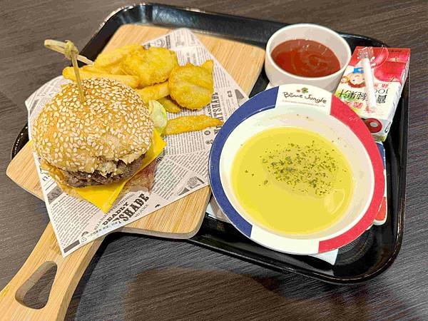 【南投飯店推薦】日月潭景觀｜鄰近碼頭｜伊達邵老街｜孝親之旅｜