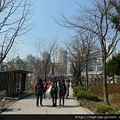 樂天世界其實離地鐵出口有一段距離XD