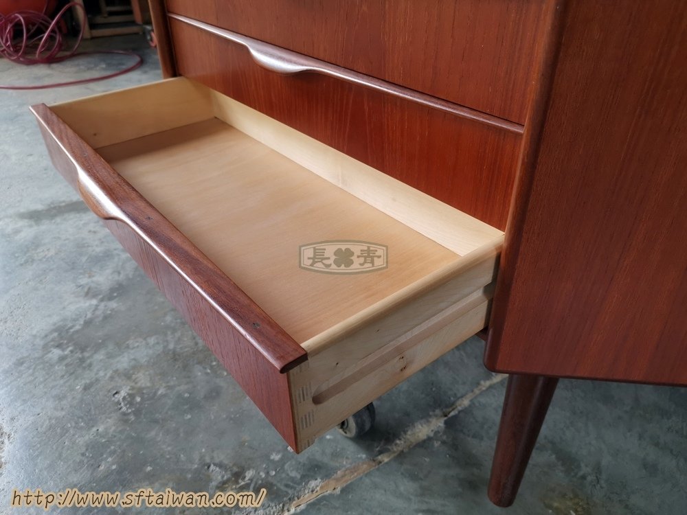 丹麥角落櫃背板上漆染色
