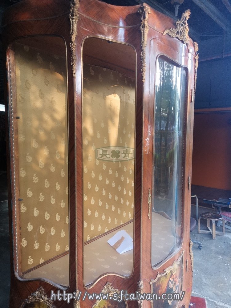 法國大型展示櫃更換曲面玻璃