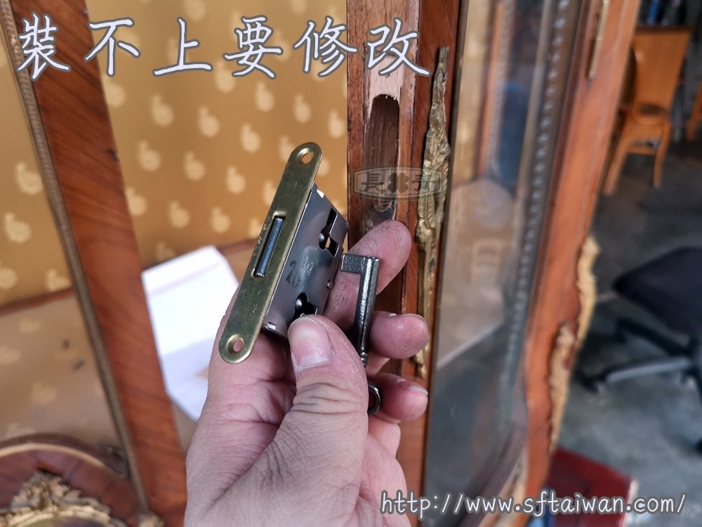 法國大型展示櫃更換曲面玻璃