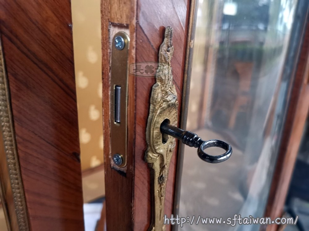 法國大型展示櫃更換曲面玻璃