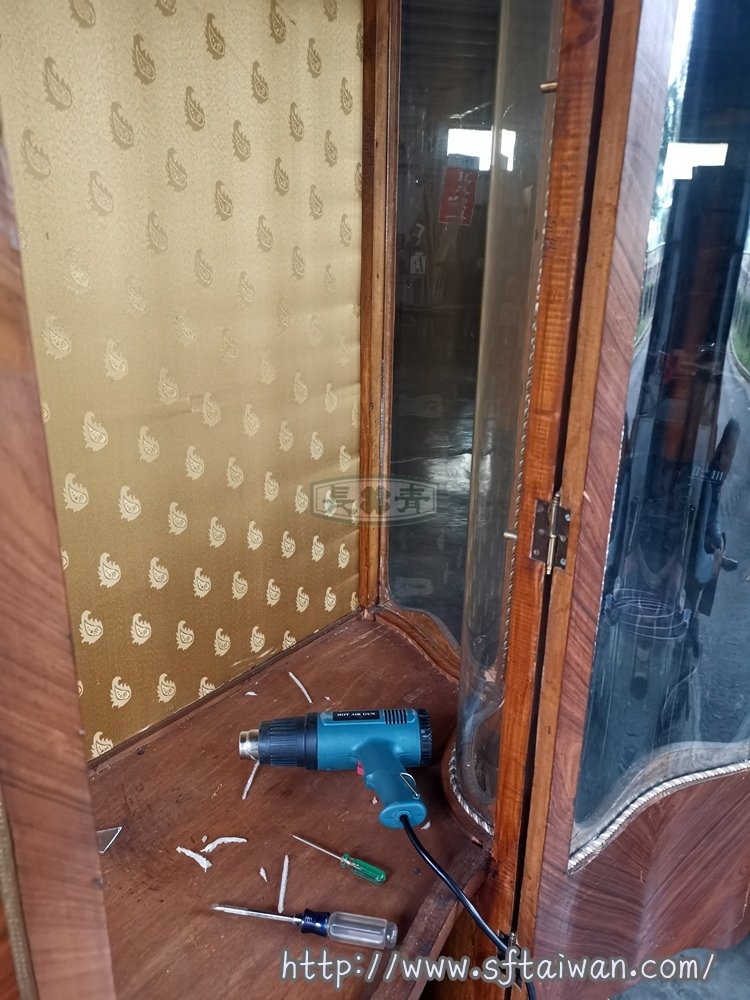 法國大型展示櫃更換曲面玻璃