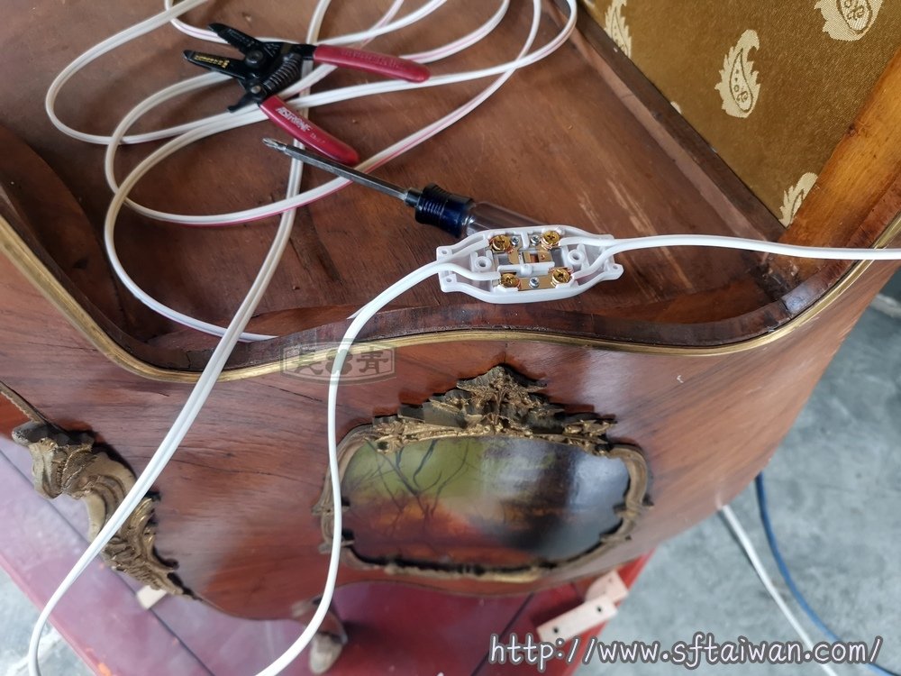 法國大型展示櫃更換曲面玻璃
