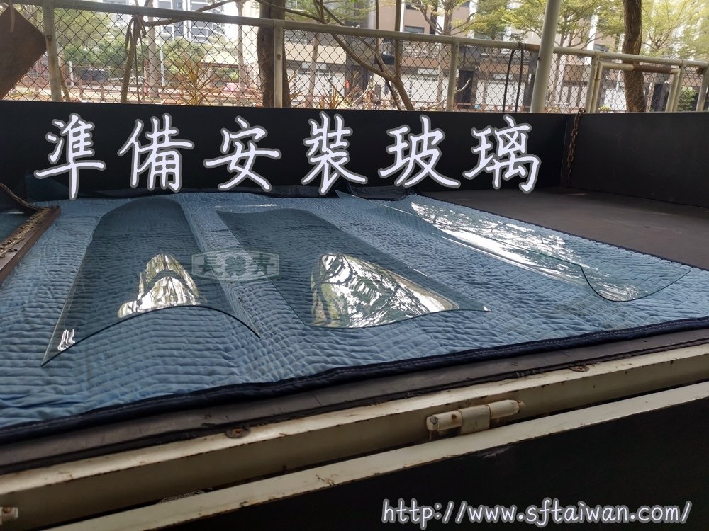 法國大型展示櫃更換曲面玻璃