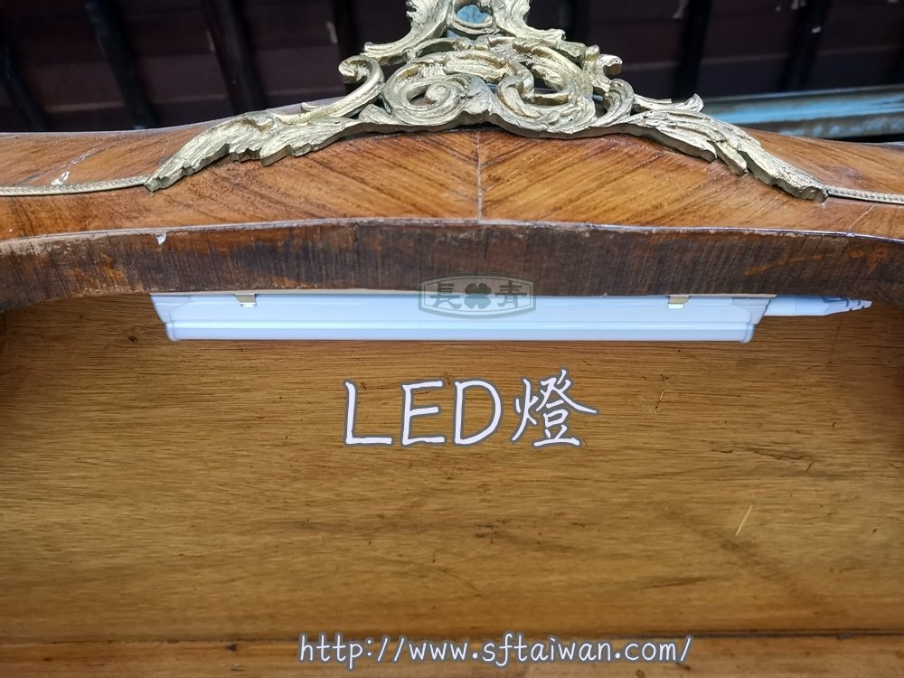 法國大型展示櫃更換曲面玻璃