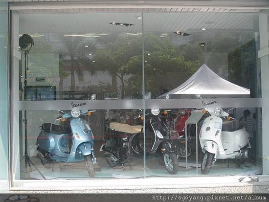 Vespa 旗艦店開幕 (9).JPG