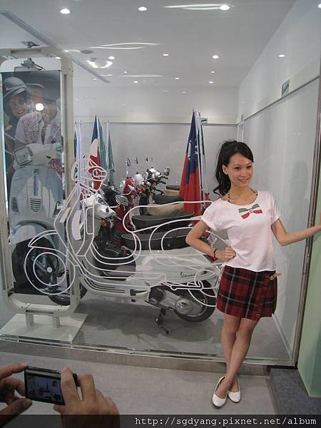 Vespa 旗艦店開幕 (22).JPG