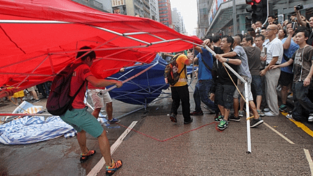 2014年10月03日反佔中人士是有組織 惡意搗亂追打和平集會者.png