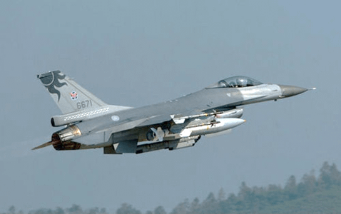 2015年08月17日F-16A B戰機性能提升 配新型瞄準莢艙