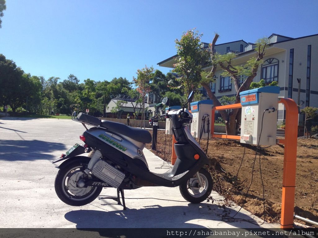 杉板灣民宿二館外已有小琉球電動機車&quot;易維特&quot;充電區，小琉球低碳旅行