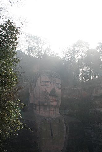 薄霧中的東山大佛