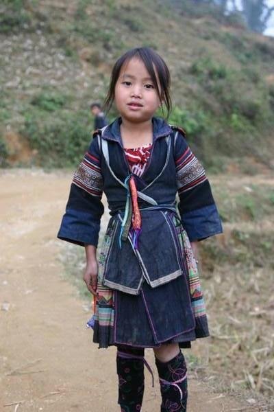 774379-Black-Hmong-girl-selling-trinkets--Sapa-1