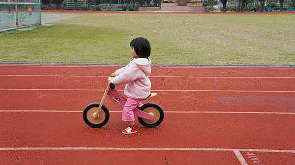 咪醬動畫_滑步車.gif