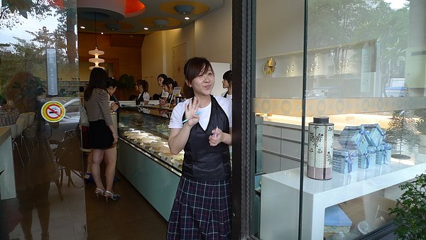 嘻~涵妹妹害羞的打招呼！哈~