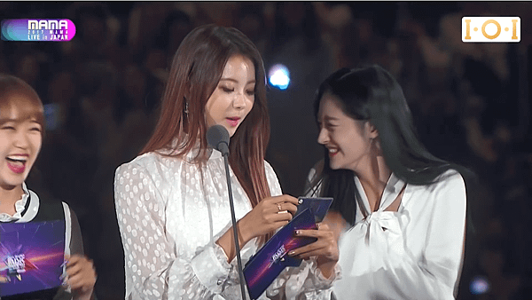 I.O.I as guest announcing best new female artist 04 hard unboxing.png