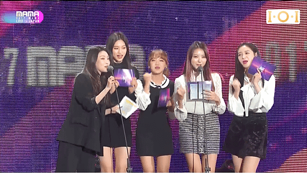 I.O.I as guest announcing best new female artist 03 veryveryvery.png