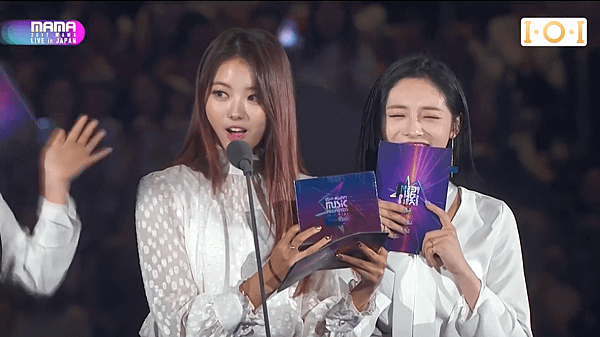 I.O.I as guest announcing best new female artist 05 announcing.png