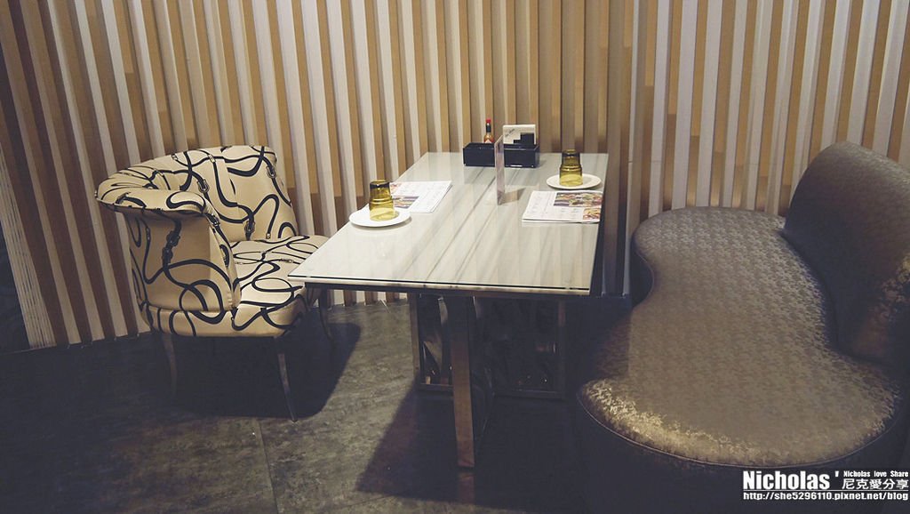 dereve-cafe-德爾芙咖啡(台中民權總店)店內用餐沙發區1.jpg