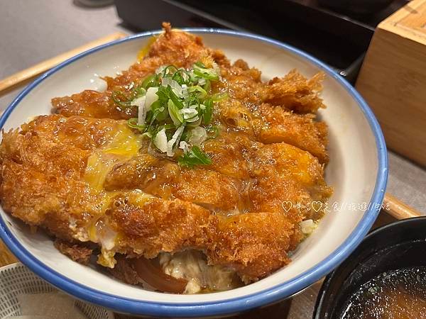 【美食。北市大同】鄰近捷運中山站x高人氣銷魂厚切酥脆豬排-K