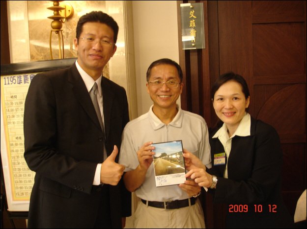 與盧書偉老師合影_s.jpg