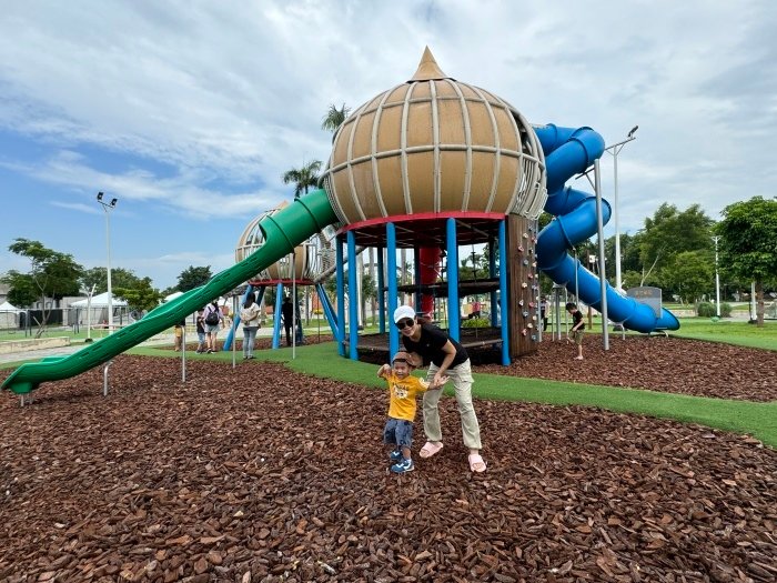 帶孫子戶外走走(屏東縣民公園共融遊戲場)