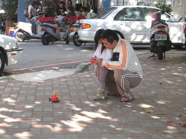 拔比教妮妮玩遙控車