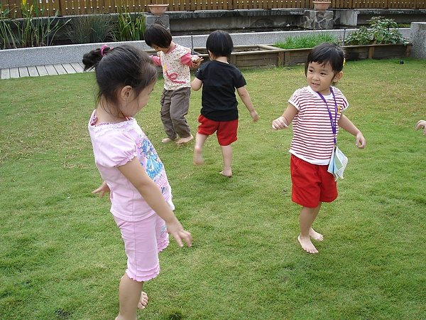 20091028草地上踏踏樂.JPG