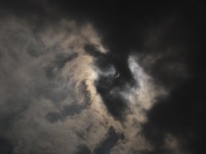 雲層擋住後比較容易觀測的日偏蝕