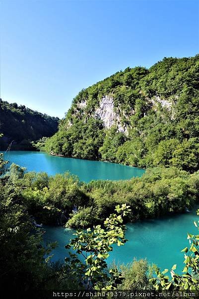 步道隔開湖泊.jpg