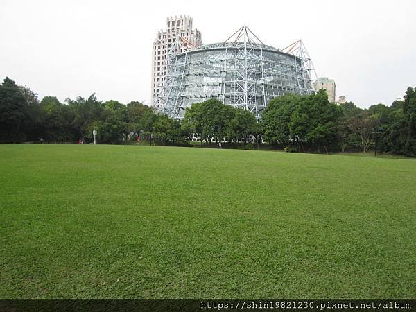 台中市北區_植物園大草皮_-_panoramio.jpg