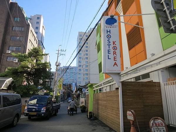 跟Hostel Korea 6在同一條巷子裡，圖中左邊綠色扛棒才是Lime Stay，不是右邊這間HK6喔~