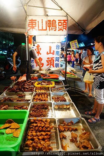 台東關山鎮夜市 (好吃的東山鴨頭、石板豬肉)