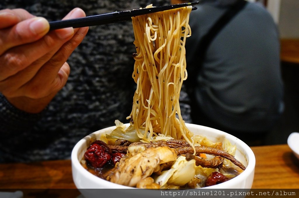 中正區美食 雙月食品社 善導寺站美食 台北麻油雞 何首烏雞湯 補湯