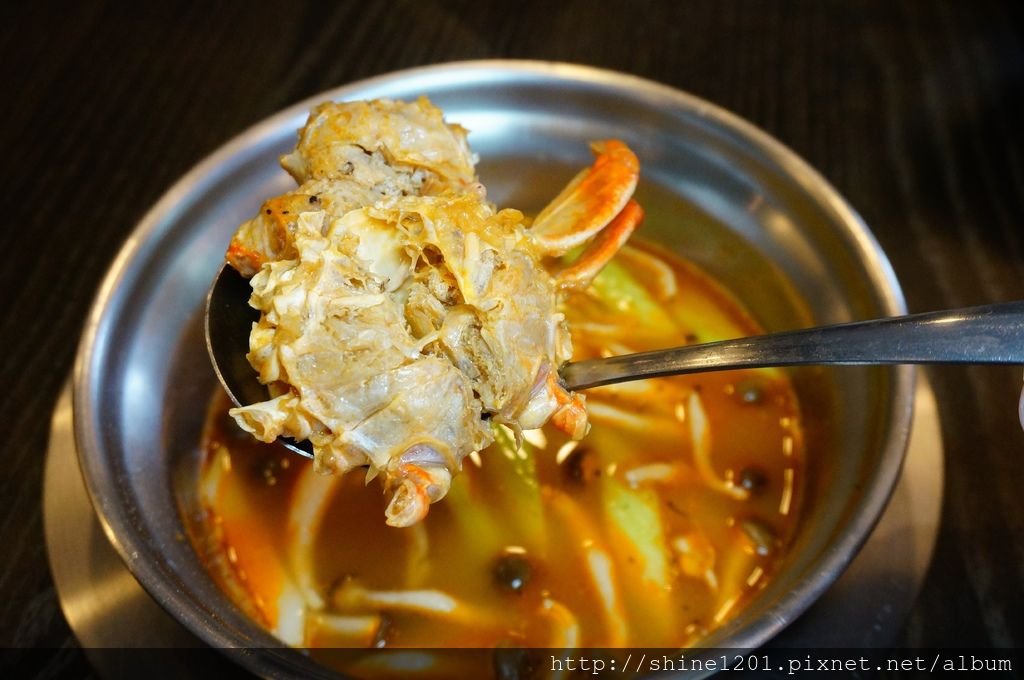 蘆洲.中山美食火鍋｜極禾鍋物.用螃蟹熬出的奢華濃郁海鮮湯底