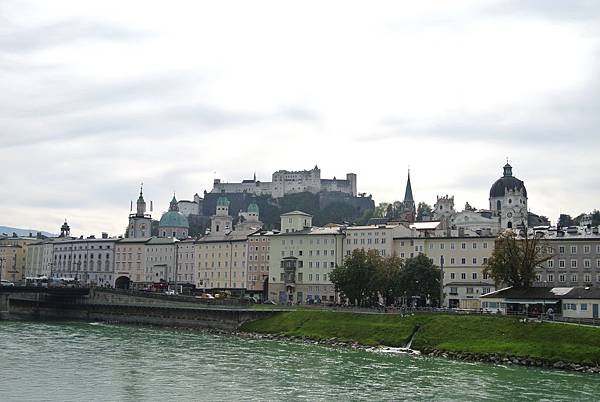 遠方的薩爾斯城堡Festung Hohensalzburg