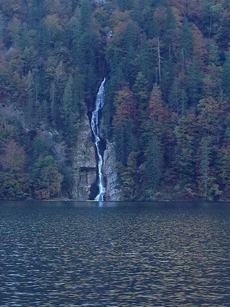 位於右側的Schrainbachwasserfall