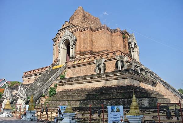 柴迪隆寺Wat Chedi Luang的大佛塔 .JPG