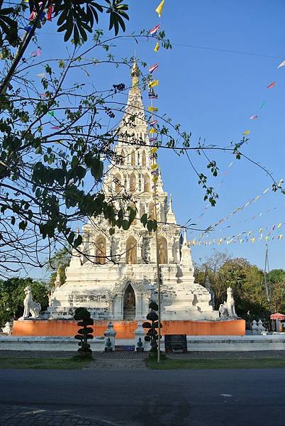 Wat Chedi Liam蓮塔寺正面.JPG