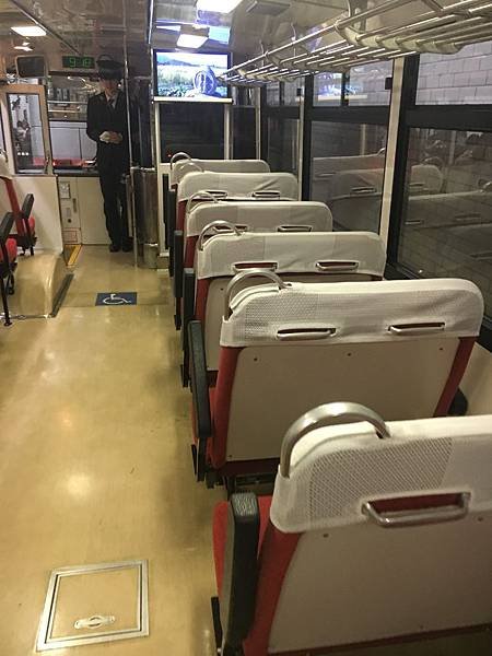 關電隧道無軌電車內部.JPG