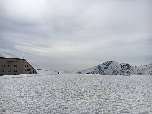 雪地上的立山旅館.JPG