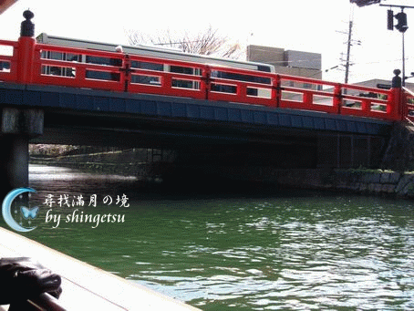 IMG_0214-十石舟經過的紅橋.gif
