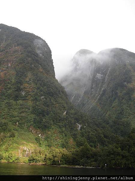 雨過天晴峽谷間有彩虹