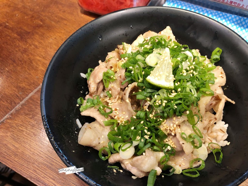 台北士林—佐藤精肉店｜大口扒飯扒肉的平價日式燒肉丼飯｜士林夜