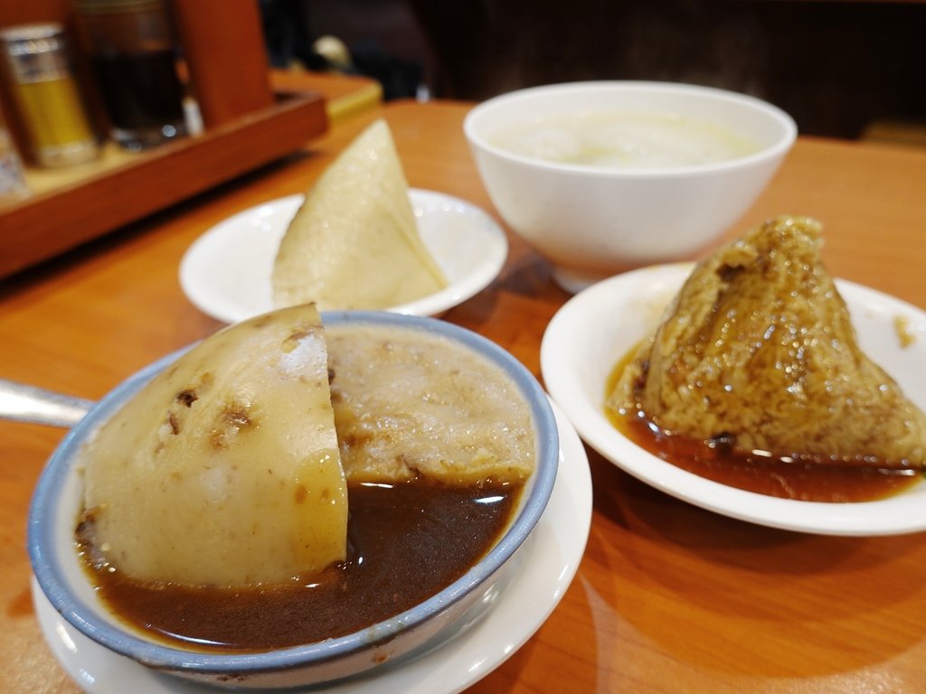 台北萬華—王記府城肉粽｜南部小吃台北如實呈現 肉粽、碗粿、魚