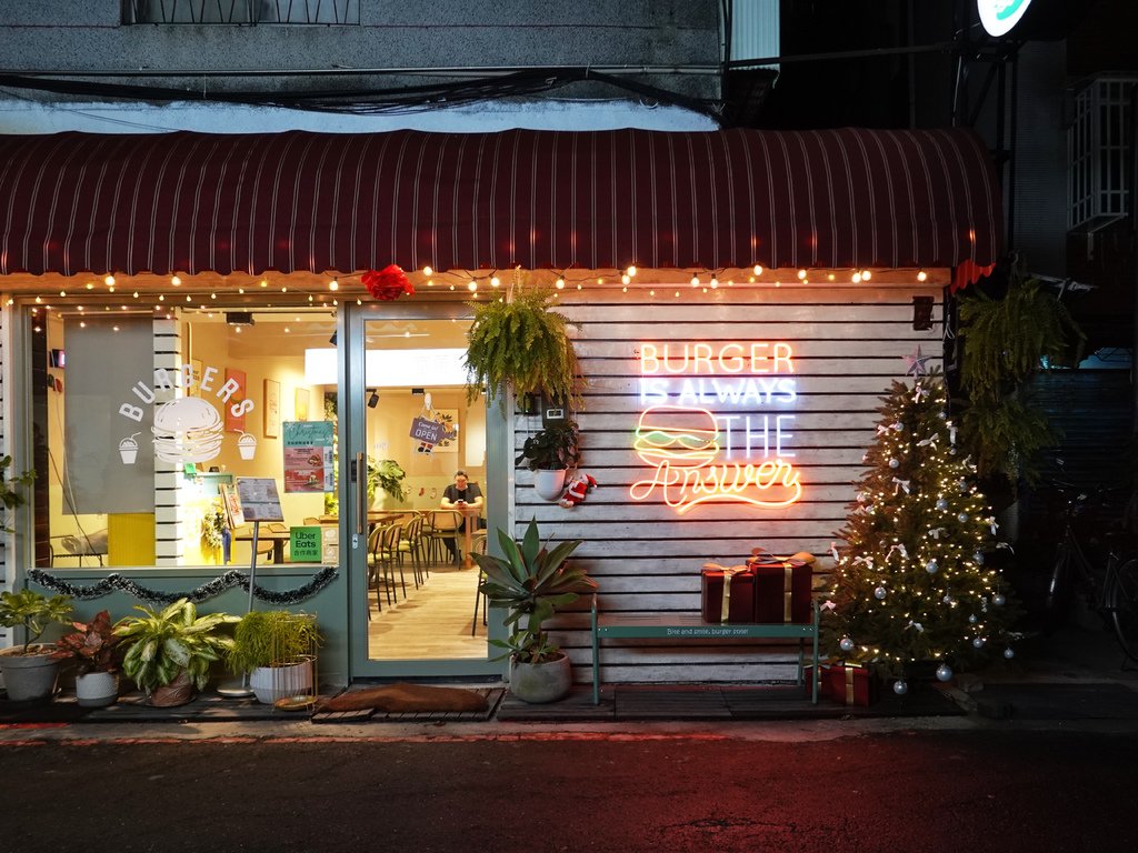 新北新店—Root Kitchen美式漢堡｜超人氣漢堡餐車 