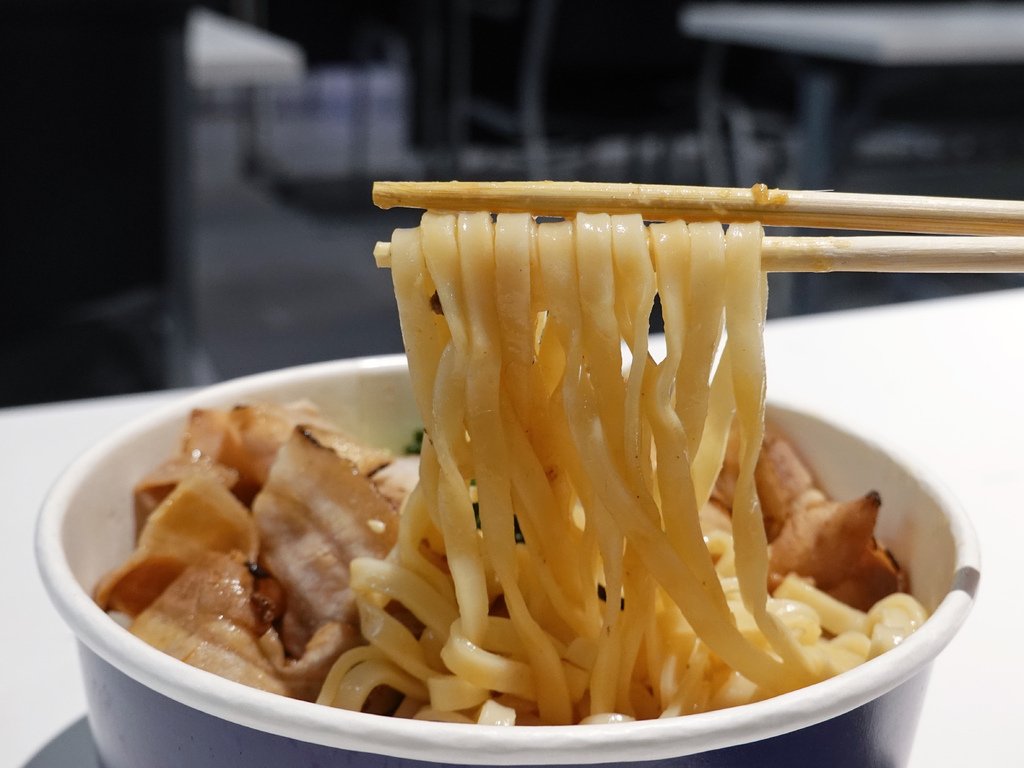 台北南港—湯心麵屋｜為外帶而生多吃法湯拌麵 上班族營養均衡午