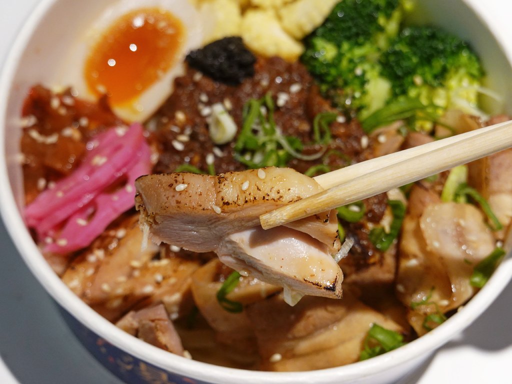 台北南港—湯心麵屋｜為外帶而生多吃法湯拌麵 上班族營養均衡午