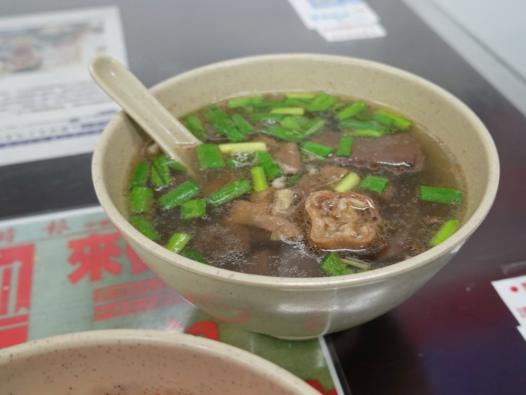 台北大安—大鼎豬血湯｜名人朝聖四十年豬血湯 沙茶夠味紅豆腐多