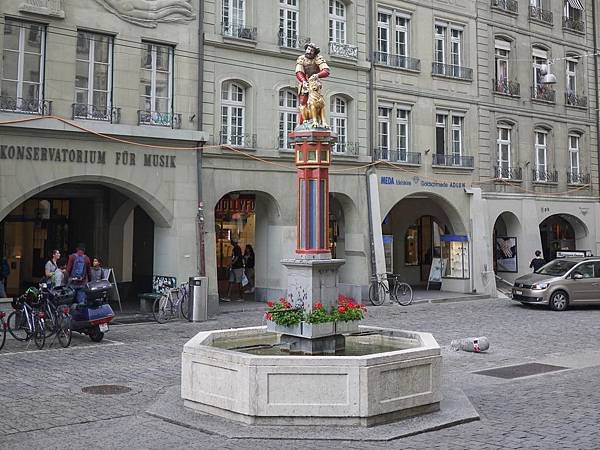 參孫噴泉（Samson Fountain）